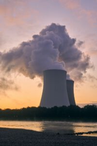 elektrociepłownie i elektrownie mogą być tez jądrowe<br /> Zdjęcie autorstwa Markus Distelrath z Pexels